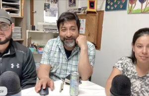 La villa inmigrante: “Si el presente es de lucha el futuro es nuestro” Chris Jaramillo (izq.) y Tessi Ruiz (dcha.) durante la entrevista con Obed Arango (centro) en el podcast "Diálogos de la villa inmigrante".