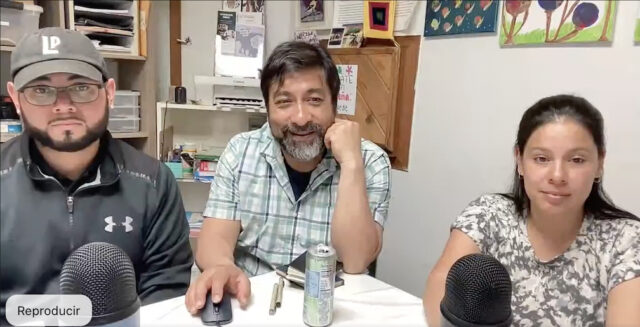 Chris Jaramillo (izq.) y Tessi Ruiz (dcha.) durante la entrevista con Obed Arango (centro) en el podcast "Diálogos de la villa inmigrante". Chris Jaramillo (izq.) y Tessi Ruiz (dcha.) durante la entrevista con Obed Arango (centro) en el podcast "Diálogos de la villa inmigrante".