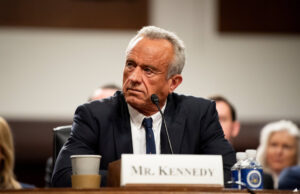 Expertos dicen que el secretario de Salud envió “ciencia basura” a congresistas para defender cambios en las vacunas contra covid Health and Human Services Secretary Robert F. Kennedy Jr. appears at his confirmation hearing before the SenateFinance Committee on Jan. 29, 2025. (Eric Harkleroad/KFF Health News)