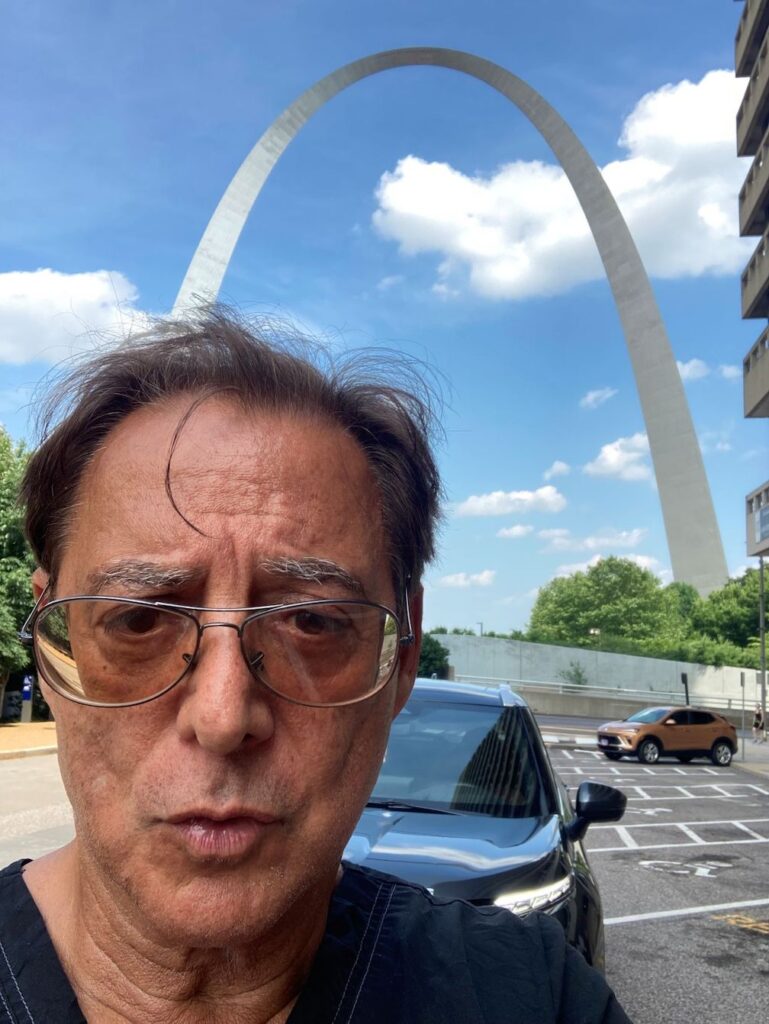 Enrique Kogan en el Arco de St. Louis (Foto Enrique Kogan)