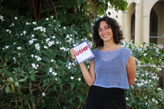 Maia Sherwood Droz y su libro “El ABC de DtMF”(Foto cortesía Maia Sherwood Droz)