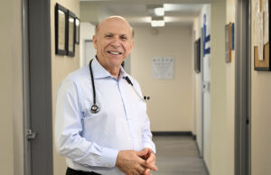 Pandemia de miedo: redadas de inmigración empujan a pacientes a la telemedicina Sweidan atiende a personas demasiado pobres para costear la atención médica, incluyendo a muchas familias inmigrantes. Recientemente, notó que los pacientes retrasaban y renunciaban a las consultas médicas. “Tienen miedo de venir a los consultorios”, dice. “Cada vez se enferman más”.(Jeff Gritchen/Orange County Register/SCNG)