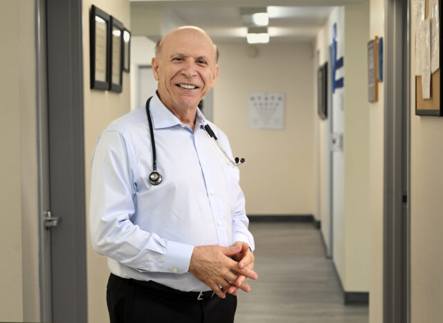 Sweidan atiende a personas demasiado pobres para costear la atención médica, incluyendo a muchas familias inmigrantes. Recientemente, notó que los pacientes retrasaban y renunciaban a las consultas médicas. “Tienen miedo de venir a los consultorios”, dice. “Cada vez se enferman más”.(Jeff Gritchen/Orange County Register/SCNG)