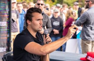 100,000 dólares de recompensa a quien ofrezca pistas que conduzcan al asesino-s de Charlie Kirk Charlie Kirk
