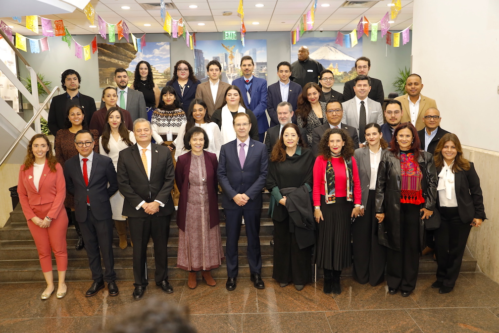 El embajador Esteban Moctezuma Barragán (primera fila centro) junto al personal del Consulado de México en Filadelfia, liderado por el cónsul Carlos Obrador (primera fila, tercero por la izqda). (Foto HOY en Delaware).