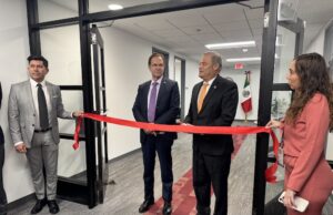 Gira de trabajo en Filadelfia del Embajador de México en Estados Unidos Corte del listón de las nuevas instalaciones del Consulado de México en Filadelfia (I-D) Embajador Esteban Moctezuma Barragán y cónsul Carlos Obrador (Foto cortesía Consulado de México en Filadelfia)