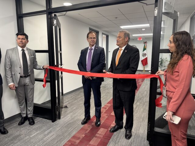 Corte del listón de las nuevas instalaciones del Consulado de México en Filadelfia (I-D) Embajador Esteban Moctezuma Barragán y cónsul Carlos Obrador (Foto cortesía Consulado de México en Filadelfia)