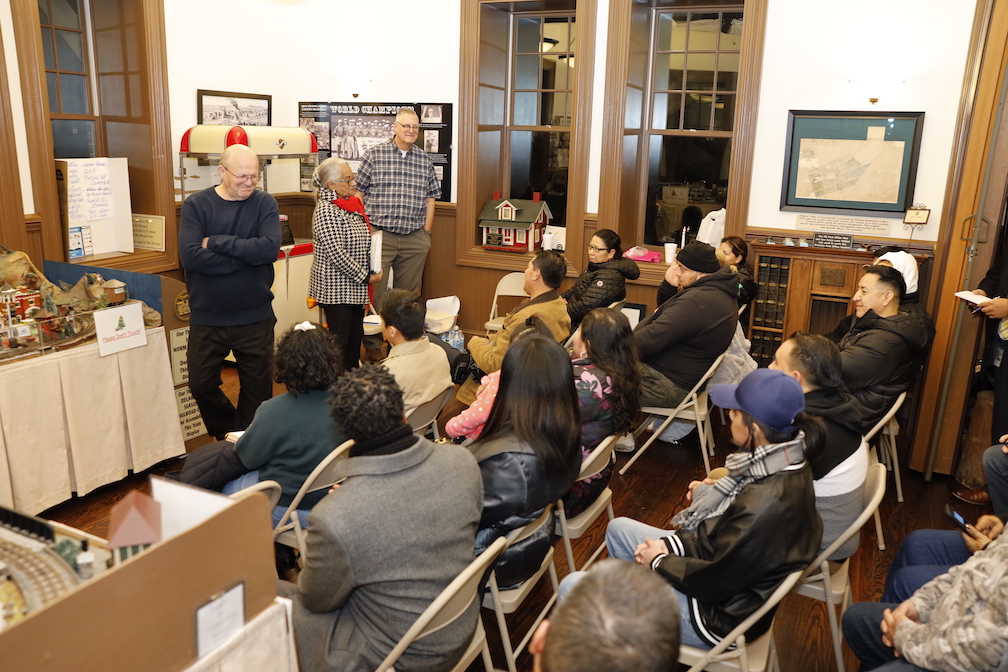 Reunión de negocios hispanos del 20 de enero en la estación de trenes de Georgetown (I-D) alcalde Bill West, vicealcaldesa Christina Díaz-Malone y ejecutivo de la ciudad Eugene Dvornik (Foto HOY en Delaware)