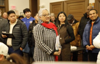 Reunión de autoridades municipales y negocios hispanos en Georgetown Vicealcaldesa Christina Díaz-Malone en un momento de su intervención (Foto HOY en Delaware)