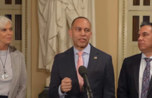 La Cámara de Representantes aprueba la extensión de subsidios de seguro médico Momento de la rueda de prensa del jueves 8 de enero (Foto: Vídeo oficial oficina rep. Jeffries)