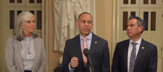 Momento de la rueda de prensa del jueves 8 de enero (Foto: Vídeo oficial oficina rep. Jeffries)
