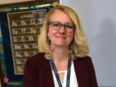 La consulta con tu próximo médico de atención primaria podría ser solo virtual y agendada a través de IA AI-Primary-Care:Tammy MacDonald es directora de Blue Hills Adult Education en Dedham, Massachusetts. Cuando necesitó un nuevo médico de atención primaria, diez consultorios la rechazaron. Algunos le dijeron que podía conseguir una cita, pero que tardarían hasta dos años en verla. (Jesse Costa/WBUR)