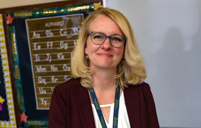 AI-Primary-Care:Tammy MacDonald es directora de Blue Hills Adult Education en Dedham, Massachusetts. Cuando necesitó un nuevo médico de atención primaria, diez consultorios la rechazaron. Algunos le dijeron que podía conseguir una cita, pero que tardarían hasta dos años en verla. (Jesse Costa/WBUR)