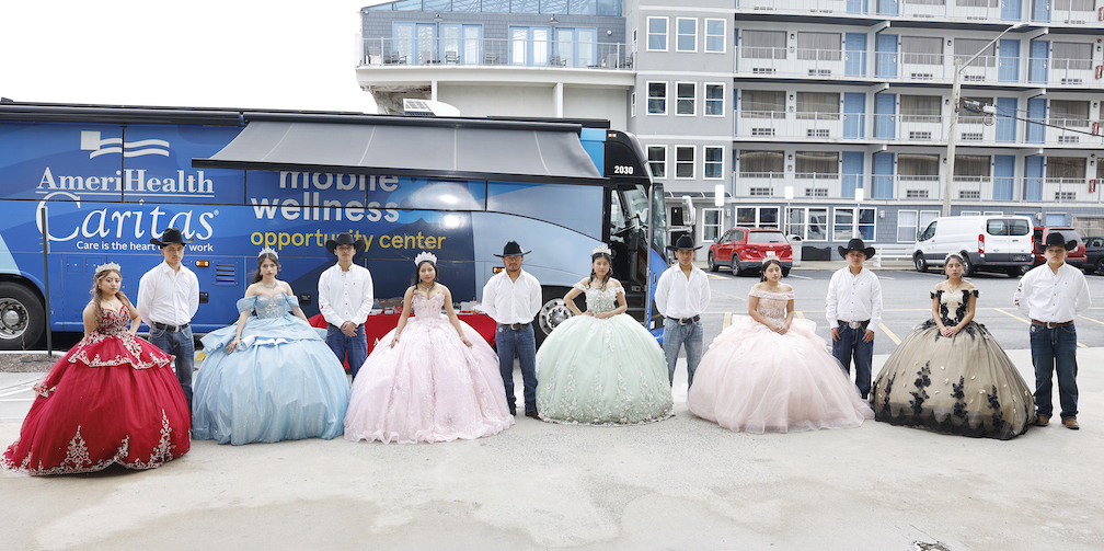 Conjuntamente con la expo de quinceañeras se desarrolló una Feria de Salud, donde el público asistente y participantes tuvieron la oportunidad de checarse su salud de la mano del simpático equipo de profesionales de AmeriHealth Caritas (Foto HOY en Delaware).