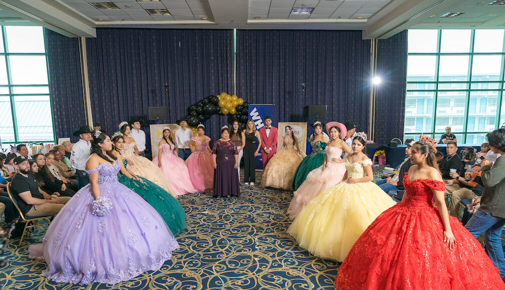 Dña. Irene Córdoba homenajeada como Reina de MXVM Expo, rodeada de su corte de quinceañeras de honor (Foto Malváez Photography)