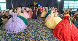 8ª MXVM Expo, celebró a las quinceañeras, mamás y abuelitas en el Día Internacional de la Mujer Dña. Irene Córdoba homenajeada como Reina de MXVM Expo, rodeada de su corte de quinceañeras de honor (Foto Malváez Photography)