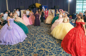 8ª MXVM Expo, celebró a las quinceañeras, mamás y abuelitas en el Día Internacional de la Mujer Dña. Irene Córdoba homenajeada como Reina de MXVM Expo, rodeada de su corte de quinceañeras de honor (Foto Malváez Photography)