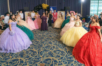 8ª MXVM Expo, celebró a las quinceañeras, mamás y abuelitas en el Día Internacional de la Mujer Dña. Irene Córdoba homenajeada como Reina de MXVM Expo, rodeada de su corte de quinceañeras de honor (Foto Malváez Photography)