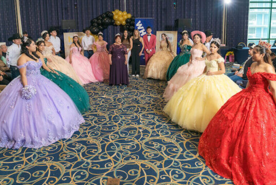 8ª MXVM Expo, celebró a las quinceañeras, mamás y abuelitas en el Día Internacional de la Mujer Dña. Irene Córdoba homenajeada como Reina de MXVM Expo, rodeada de su corte de quinceañeras de honor (Foto Malváez Photography)