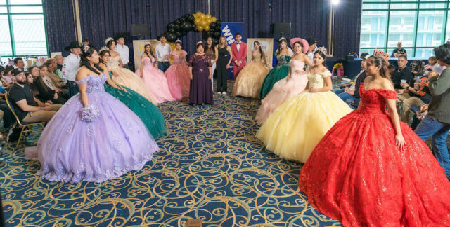Dña. Irene Córdoba homenajeada como Reina de MXVM Expo, rodeada de su corte de quinceañeras de honor (Foto Malváez Photography)