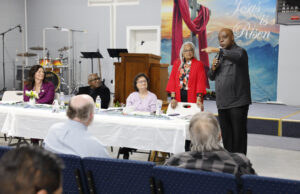 Reunión comunitaria en Iglesia Metodista Unida Bethel de Georgetown (I-D): Rep. Valerie Jones Giltner, concejal Tony Neal, Faye West, vicealcaldesa Christina Díaz–Malone y pastor René Knight. (Foto HOY en Delaware).