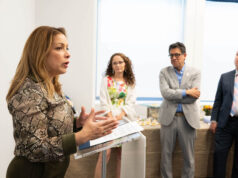La doble crisis que golpea a los latinos: cambio climático y facturas de energía que no paran de subir Katharine Pichardo, presidenta y directora ejecutiva de Latino Victory Project en la recepción del Día de la Tierra (Foto cortesía Huella Zero)