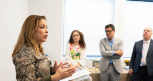 La doble crisis que golpea a los latinos: cambio climático y facturas de energía que no paran de subir Katharine Pichardo, presidenta y directora ejecutiva de Latino Victory Project en la recepción del Día de la Tierra (Foto cortesía Huella Zero)