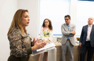 La doble crisis que golpea a los latinos: cambio climático y facturas de energía que no paran de subir Katharine Pichardo, presidenta y directora ejecutiva de Latino Victory Project en la recepción del Día de la Tierra (Foto cortesía Huella Zero)