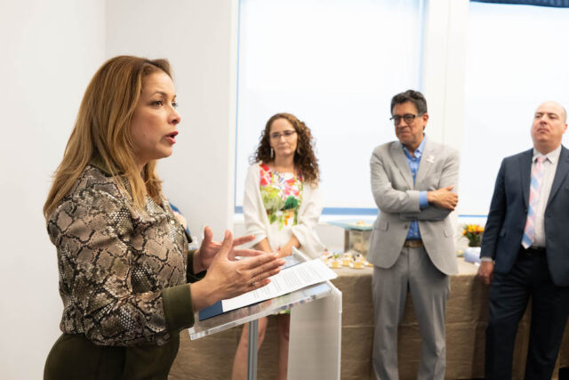 Katharine Pichardo, presidenta y directora ejecutiva de Latino Victory Project en la recepción del Día de la Tierra (Foto cortesía Huella Zero)