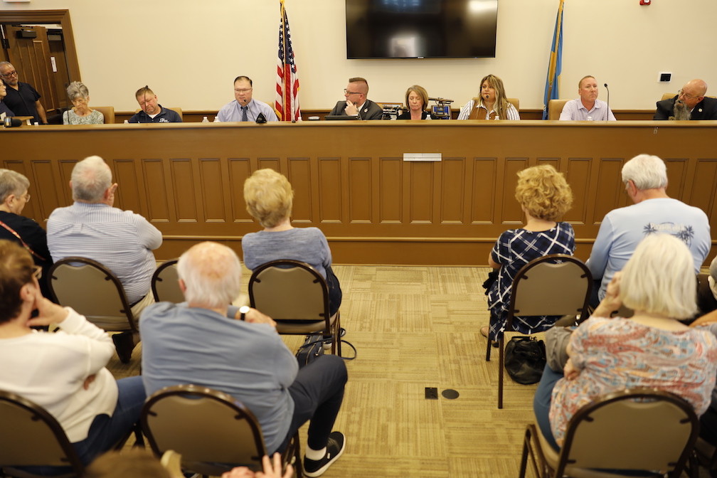 (L-R) Angela Townsend, Penuel Barrett, Jeff Walker, Stephen James –Board Chair of the Georgetown Chamber of Commerce, Mary Ann Smart –member of the Board of the Georgetown Chamber of Commerce, Itzel Hernández, Michael Brigg and Eric Evans) at the Town Council Candidate Forum on May 4th. (Photo HOY en Delaware)