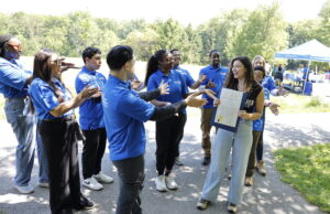 Intl. WeLoveU Foundation Hosted Mother’s Day Tree-Planting in Delaware/La Fundación Internacional WeLoveU organizó una plantación de árboles por el DÃa de la Madre en Delaware State Representative Sophie Phillips with the WeLoveU volunteers after reading the Proclamation. (Photo HOY en Delaware)