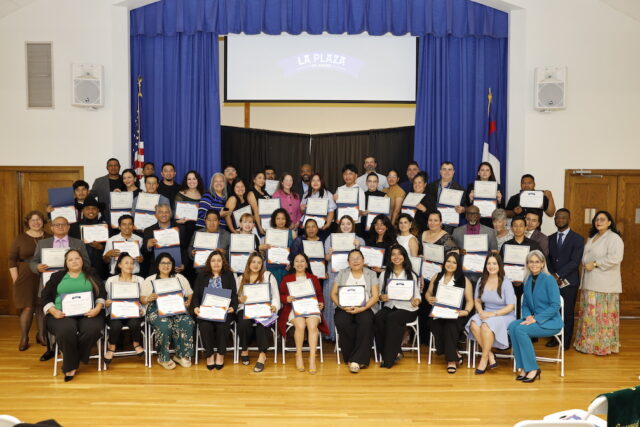 Más de 50 personas se graduaron el 14 de mayo de las clases que se han impartido en Georgetown y Milford del programa de negocios Launcher de preparación de un plan de negocio y curso avanzado de construcción organizados por La Plaza Delaware en Milford. (Foto HOY en Delaware) Más de 50 personas se graduaron el 14 de mayo de las clases que se han impartido en Georgetown y Milford del programa de negocios Launcher de preparación de un plan de negocio y curso avanzado de construcción organizados por La Plaza Delaware en Milford. (Foto HOY en Delaware)