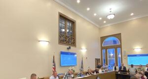 Angela Townsend juró su cargo como alcaldesa de Georgetown Primer Pleno del Ayuntamiento de Georgetown presidido por la nueva alcaldesa Angela Townsend el 26 de mayo. (Foto HOY en Delaware)