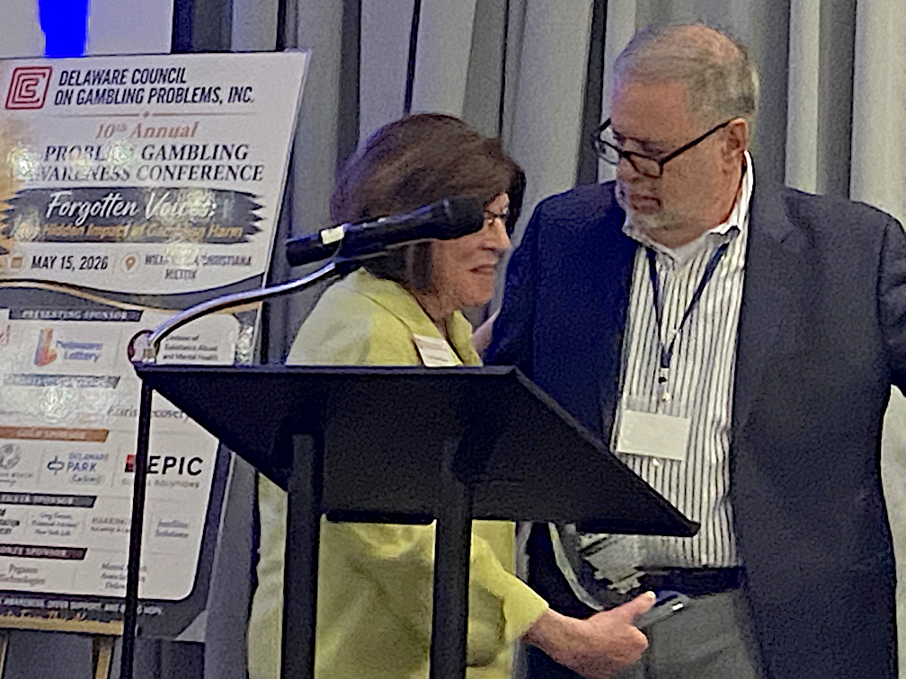 Arlene Simon, CEO of the Delaware Council on Gambling Problems, receiving a recognition from Jeff Wasserman, the conference chair. (Photo HOY en Delaware)