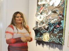 Itzel Aguilar utiliza su arte como herramienta de compromiso cívico Itzel Aguilar with her art piece "One Less heart not sacrified to Huitzllopochtli" (Photo HOY en Delaware)