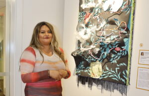 Itzel Aguilar utiliza su arte como herramienta de compromiso cÃvico Itzel Aguilar with her art piece "One Less heart not sacrified to Huitzllopochtli" (Photo HOY en Delaware)