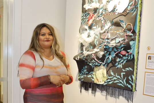 Itzel Aguilar utiliza su arte como herramienta de compromiso cívico Itzel Aguilar with her art piece "One Less heart not sacrified to Huitzllopochtli" (Photo HOY en Delaware)