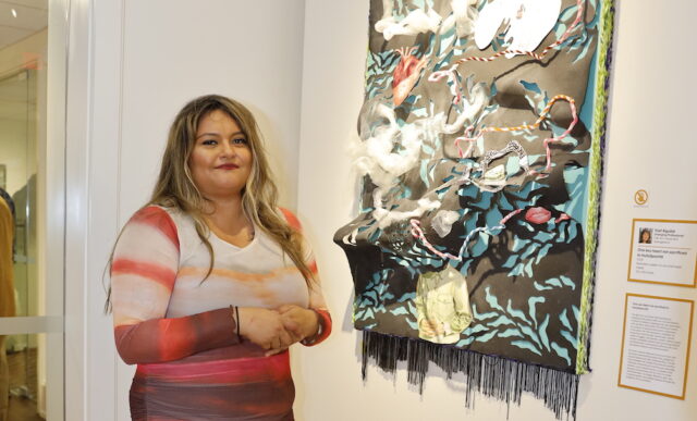 Itzel Aguilar with her art piece "One Less heart not sacrified to Huitzllopochtli" (Photo HOY en Delaware) Itzel Aguilar with her art piece "One Less heart not sacrified to Huitzllopochtli" (Photo HOY en Delaware)