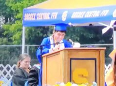 Orgullo hispano: Dereknick García–Morales Dereknick García–Morales pronunciando como Valedictorian el discurso de graduación de la promoción 2026 de Sussex Central HS (Foto cortesía de la familia García–Morales)