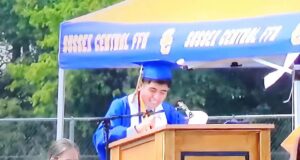 Orgullo hispano: Dereknick García–Morales Dereknick García–Morales pronunciando como Valedictorian el discurso de graduación de la promoción 2026 de Sussex Central HS (Foto cortesía de la familia García–Morales)
