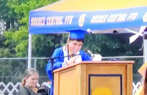 Orgullo hispano: Dereknick García–Morales Dereknick García–Morales pronunciando como Valedictorian el discurso de graduación de la promoción 2026 de Sussex Central HS (Foto cortesía de la familia García–Morales)