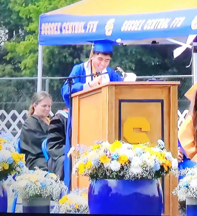 Dereknick García–Morales pronunciando como Valedictorian el discurso de graduación de la promoción 2026 de Sussex Central HS (Foto cortesía de la familia García–Morales) Dereknick García–Morales pronunciando como Valedictorian el discurso de graduación de la promoción 2026 de Sussex Central HS (Foto cortesía de la familia García–Morales)