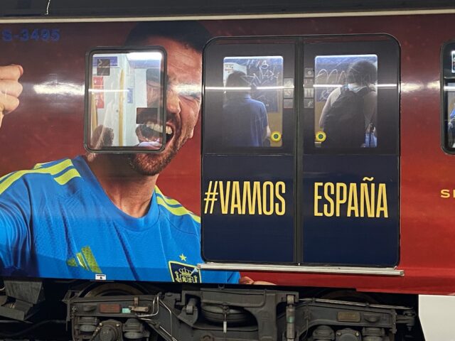 Metro de Madrid apoya la selección española de fútbol "wrapeando" sus vagones con palabras de apoyo a la selección española de fútbol.