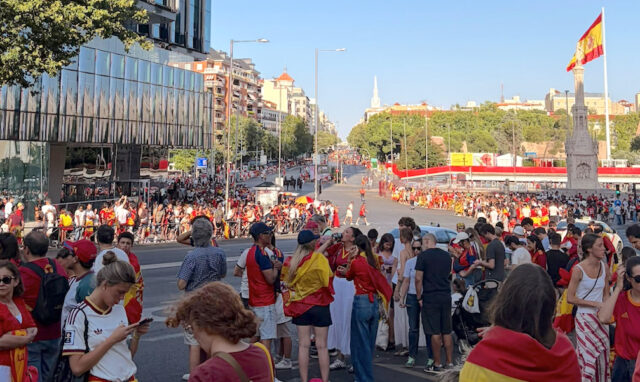 Selección española de fútbol llegada a Madrid La afición aguarda la llegada de la selección española de fútbol en la Plaza de Colón en Madrid, España. (Foto HOY en Delaware)