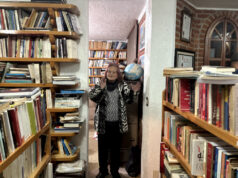 Concordia en el tiempo y el espacio Dra. Julieta Haidar en la biblioteca de su casa en la Ciudad de México, enero 1 del 2026 por Obed Arango