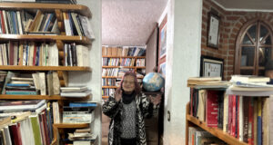 Concordia en el tiempo y el espacio Dra. Julieta Haidar en la biblioteca de su casa en la Ciudad de México, enero 1 del 2026 por Obed Arango
