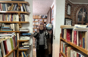 Concordia en el tiempo y el espacio Dra. Julieta Haidar en la biblioteca de su casa en la Ciudad de México, enero 1 del 2026 por Obed Arango