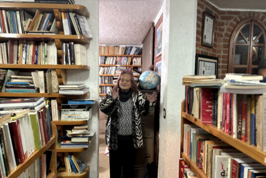Concordia en el tiempo y el espacio Dra. Julieta Haidar en la biblioteca de su casa en la Ciudad de México, enero 1 del 2026 por Obed Arango