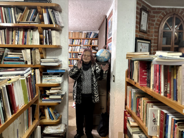 Dra. Julieta Haidar en la biblioteca de su casa en la Ciudad de México, enero 1 del 2026 por Obed Arango
