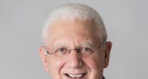 Farmear aura: cuando la necesidad de parecer puede convertirse en un problema de salud mental Dr. Ramón Ceballo (Foto cortesía Dr. Ramón Ceballo)